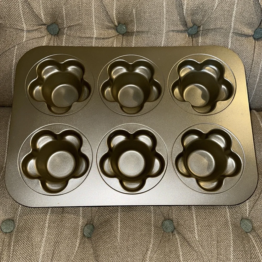 BRAND NEW Williams Sonoma Non Stick Daisy Crown Cupcake Pan